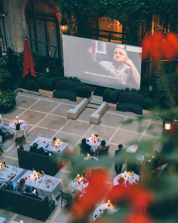 Pariz hotel Plaza Athenee kino