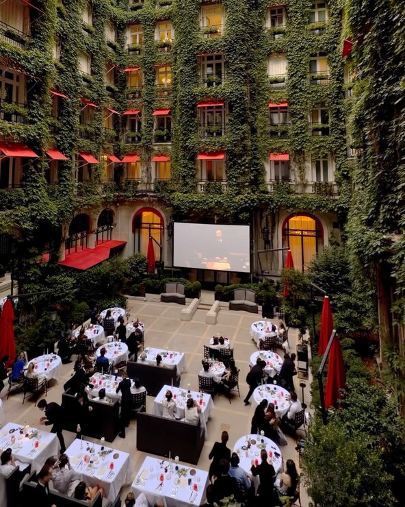 Pariz hotel Plaza Athenee kino