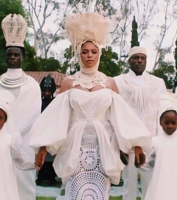 alon-livne-dizajner-vjencane-mode-potpisuje-najnovije-modne-lookove-slavne-beyonce