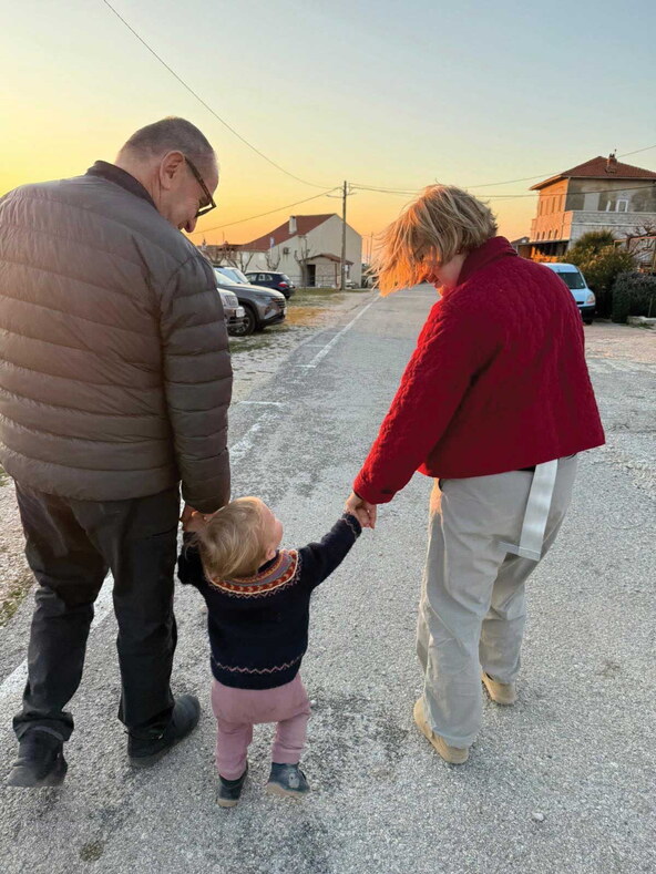 Vitomira Lončar i Ivica Šimić s unukom.jpg