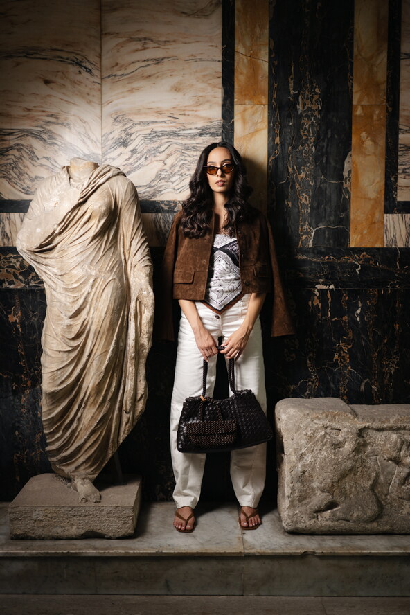 bijele traperice Liu Jo (159€), marama kao top,Mass (12,99€), sandale Steve Madden, Mass (69,99€), jakna, Reserved (69,99€),  sunčane naočale Bottega Veneta, optika Anda (400€).jpg