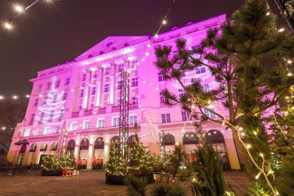 velicanstvena-terasa-oleander-i-procelje-zagrebacke-esplanade-osvanuli-su-u-svjetlosnom-bozicnom-ruhu