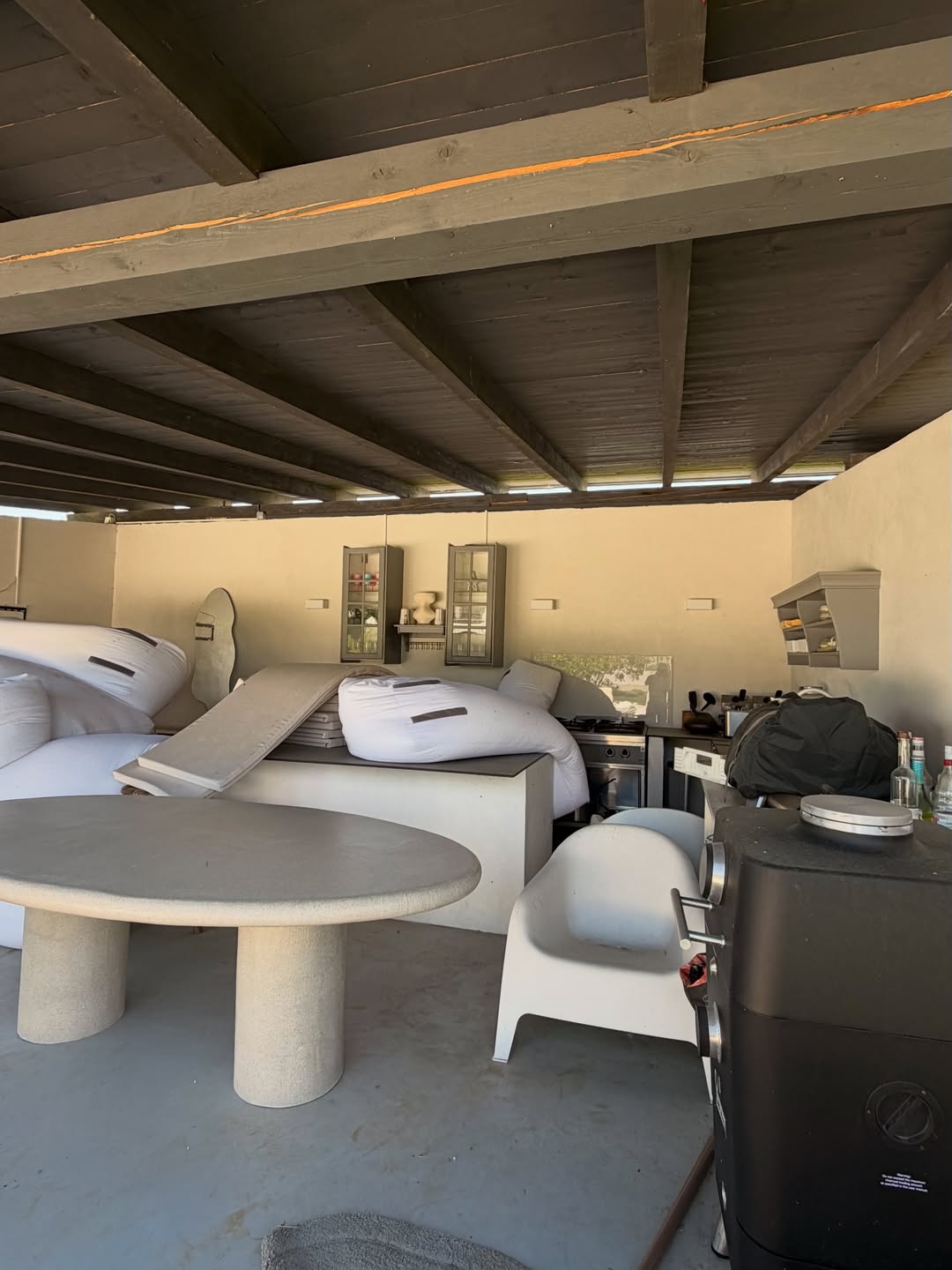 Prije otvorenja bazena i vanjske kuhinje trebalo je oprati ljetnu kuhinju nakon duge i grozne zi (5).jpg