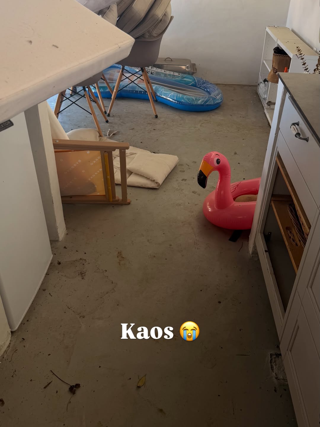 Prije otvorenja bazena i vanjske kuhinje trebalo je oprati ljetnu kuhinju nakon duge i grozne zi (4).jpg