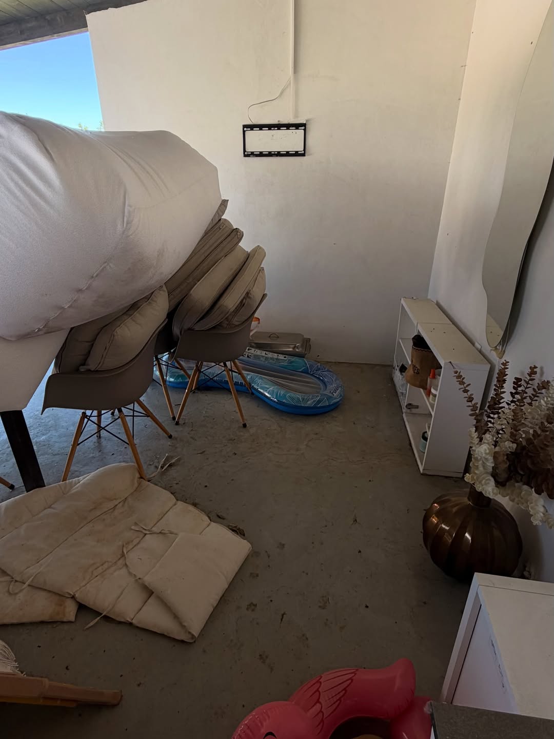 Prije otvorenja bazena i vanjske kuhinje trebalo je oprati ljetnu kuhinju nakon duge i grozne zi (3).jpg