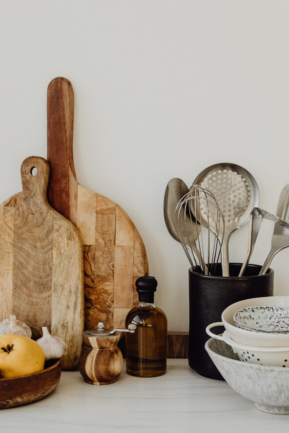 kupnja_kaboompics_olive-and-pepper-grinder-on-kitchen-cabinet-30750.jpg