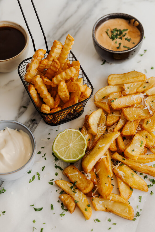 hrana_kaboompics_golden-crinkle-cut-fries-with-creamy-dip-37381.jpg