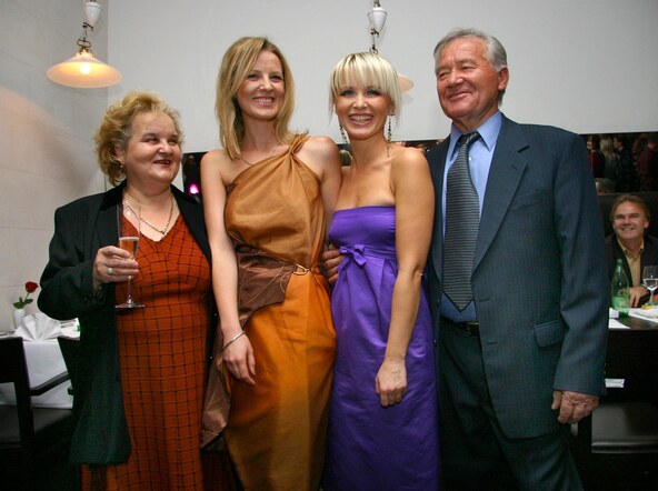 Danijela Martinović i Izabela Martinović s roditeljima