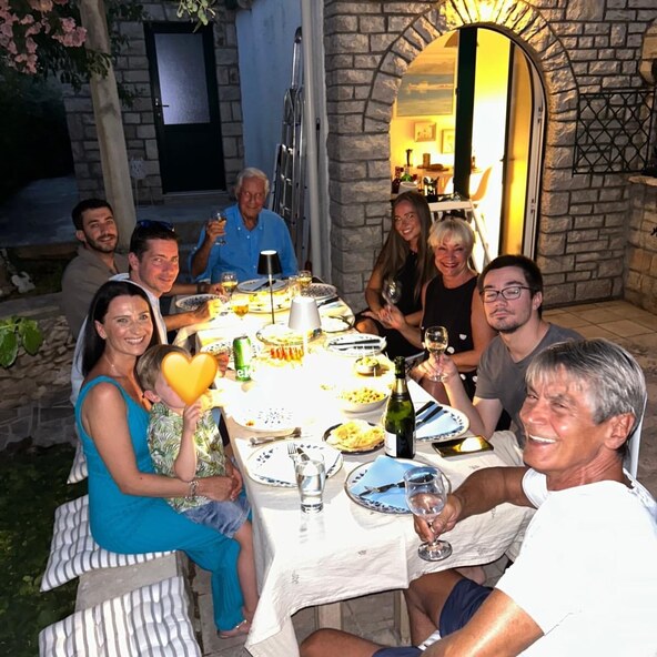 Obitelji Radeljak i Despot na večeri u Supetru na Braču
