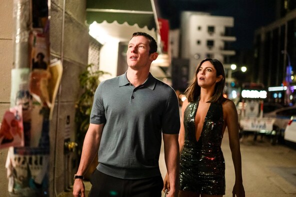 Callum Turner i Monica Barbaro film One Night Only