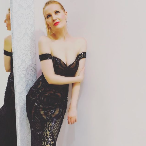 Izabela Martinović pozira u cnroj haljini