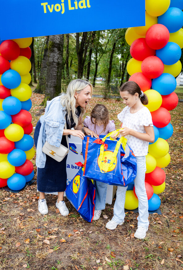 Mirna Maras s kćerkicom Meri i njenom prijateljicom.jpg