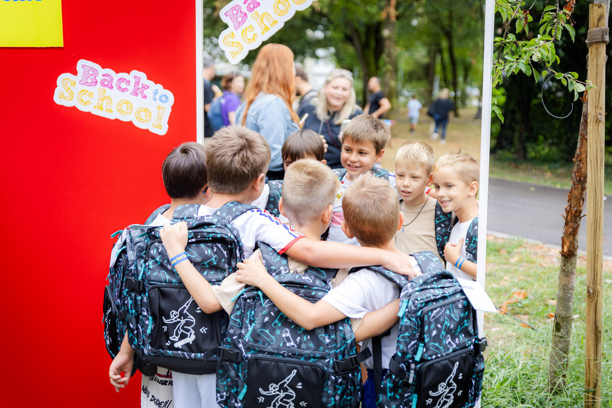 Mali školarci su na dar dobili i ruksake.jpg