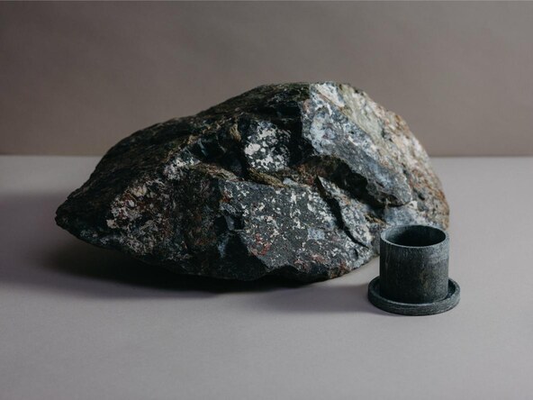 Simiæn / Julia Schwarz projektom Licking Rocks pretvara zeleni kamen u posuđe za ritualno ispijanje čaja od lišajeva