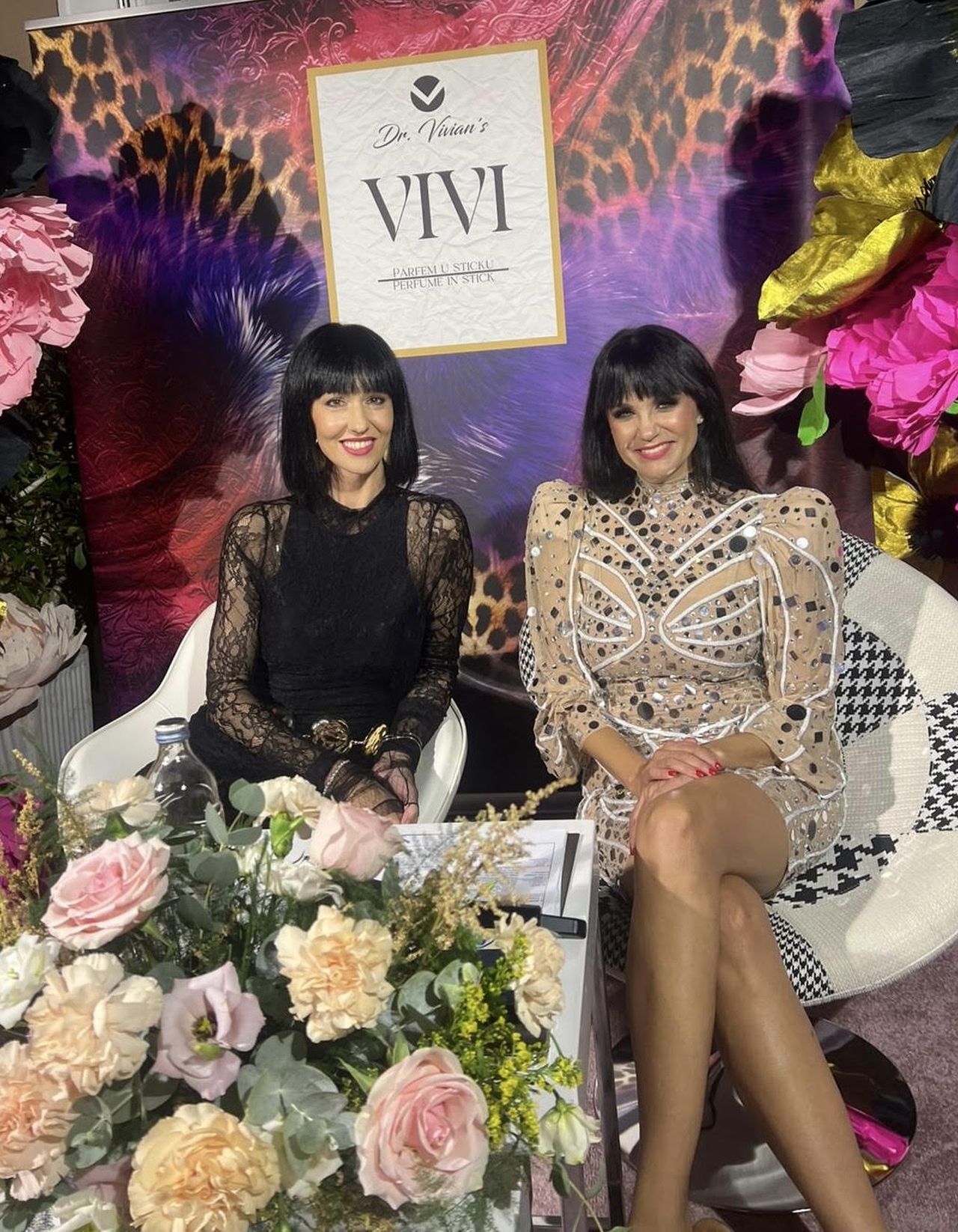 Maja Sulić i Ivana Delač u modnom kutku.jpg
