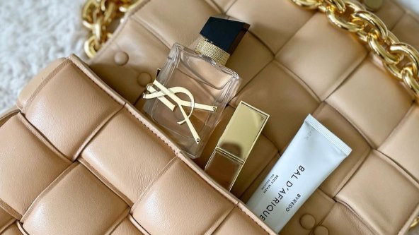 Kada je bočica parfema predugo otvorena i tako izložena zraku, miris će brzo oksidirati i poprimiti neugodne note