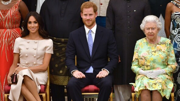 Princ Harry i Meghan Markle s kraljicom Elizabetom II..jpg