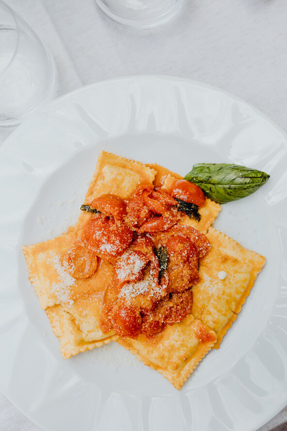 tjestenina_kaboompics_ravioli-with-tomato-sauce-parmesan-and-fresh-basil-12071.jpg