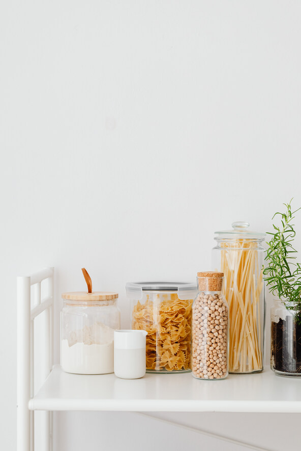 tjestenina_kaboompics_farfalle-spaghetti-pasta-in-jars-wheat-flour-rosemary-and-chickpeas-20133.jpg