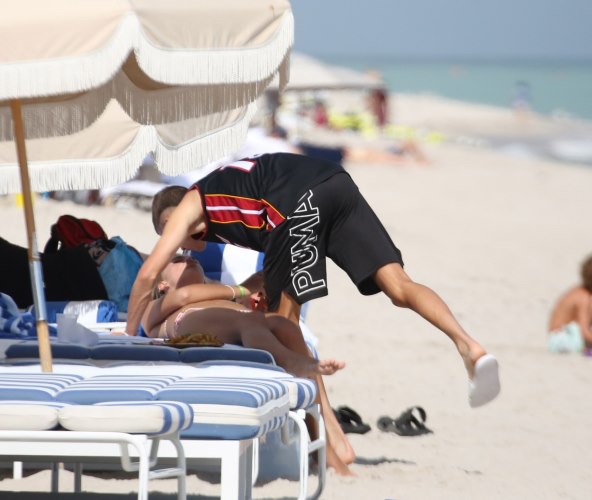 Romeo Beckham nije mogao odoljeti poljupcu s Miom Regan