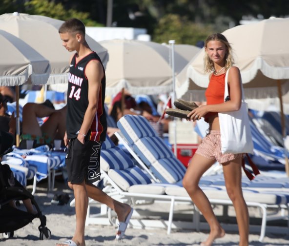 Romeo Beckham i Mia Regan