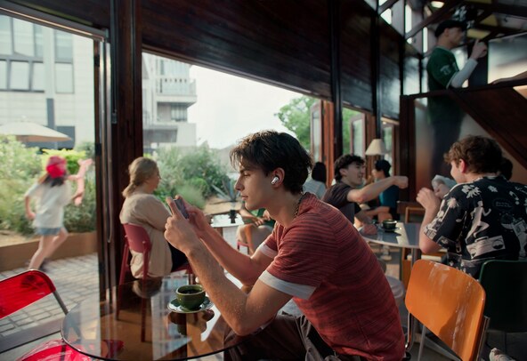 MKT_Dolphin_Still Frame_Café‑Scene Noise Cancellation_JPG_20260818.jpg
