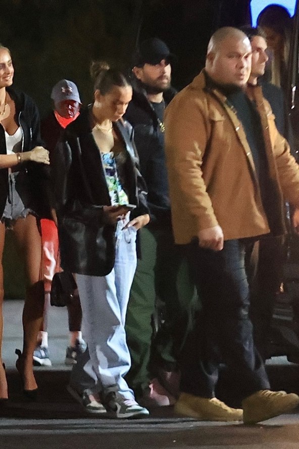 Scott Disick i Hana Cross stigli su u noćni klub crnim party autobusom s pratnjom
