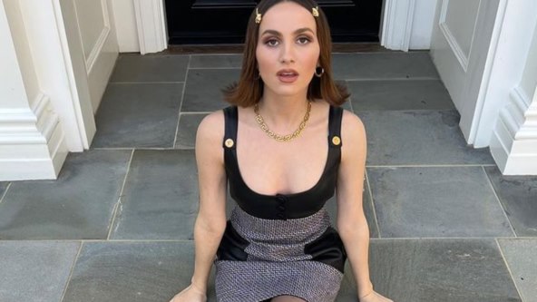 Glumica Maude Apatow tumači lik Lexie i poznata je po vintage modnim kombinacijama