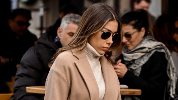Mlada dama na špici u camel kaputu