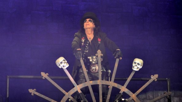 Alice Cooper poznat je po bizarnim nastupima
