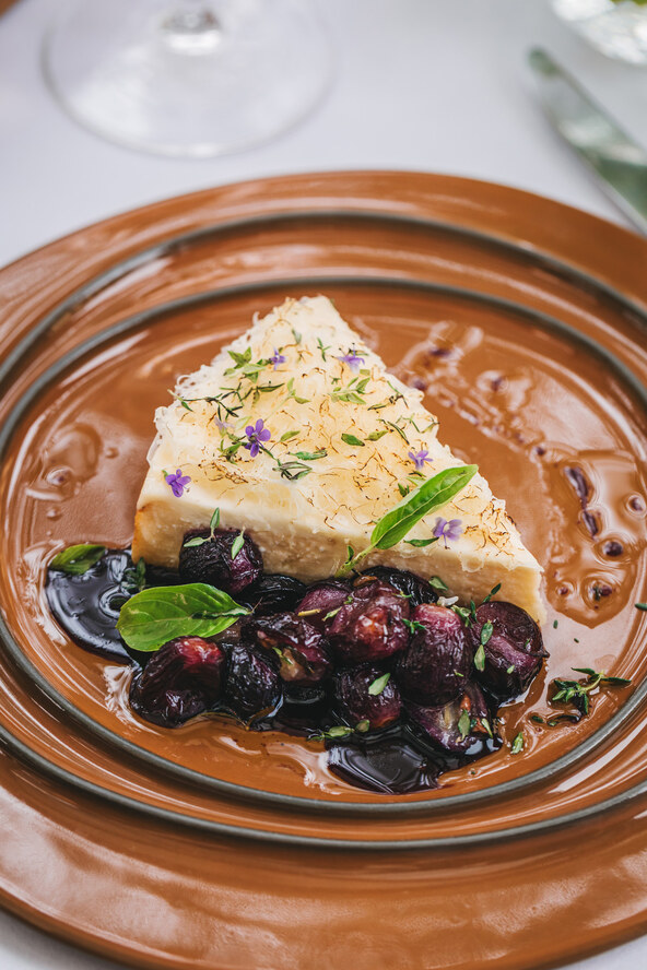 Cheesecake od paškog sira i maslinovog ulja, pečeno crno grožđe, gel od crnog vina i lavande - Lili Bašić photo (1).jpg
