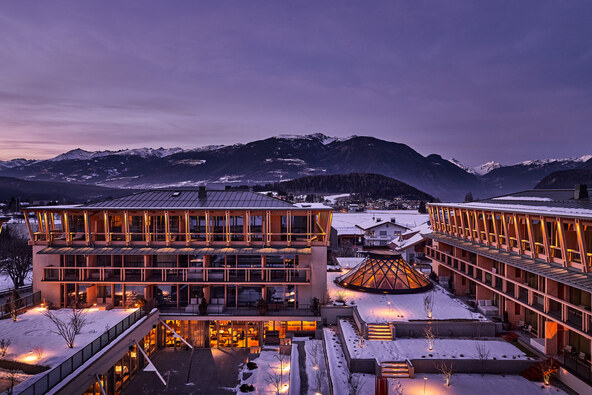 2201bb_falkensteiner-kronplatz-winter-hotel-sunset_0423.jpg