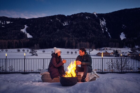2201bb_falkensteiner-kronplatz-winter_firepit_2660.jpg