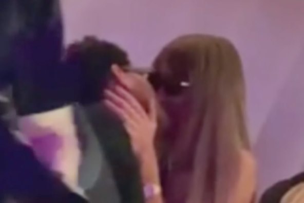 The Weeknd i Simi Khadra potvrdili su poljupcem da su skupa
