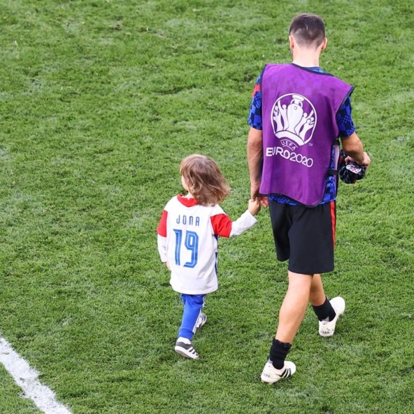 Milan Badelj u braku je s Martinom Baumiler Badelj s kojom ima sina Joana Davida