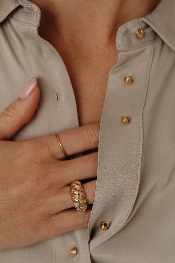 Story PINK anketa_kaboompics_chunky-gold-rings-on-hand-against-an-open-beige-shirt-28098.jpg