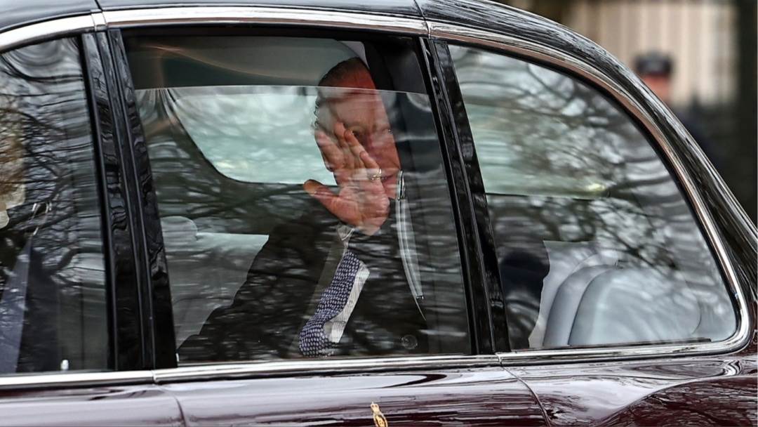 Kralj Charles uočen na cesti nakon što je hitno hospitaliziran
