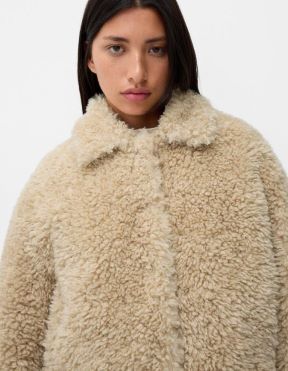 Trucker jakna od umjetnog janjećeg runa/ Bershka/ 45,99 €