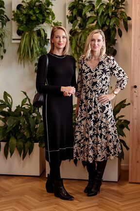 Ivana Andabaka (ravnateljica HDLU-a) i Mara Bratoš (fotografkinja).jpg