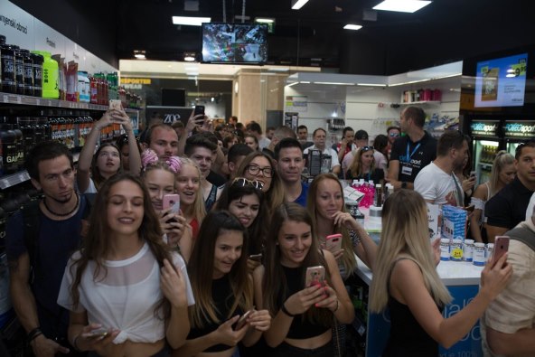 Fanovi stajali u redu nekoliko sati na upoznavanje Jen Selter!