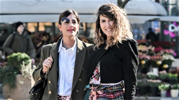 Prijateljice na špici u trendi vintage komadima