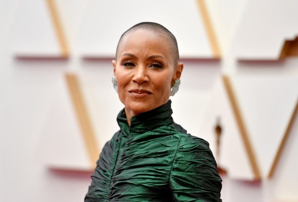 Jada Pinkett Smith na Oscarima 2022 s obrijanom glavom