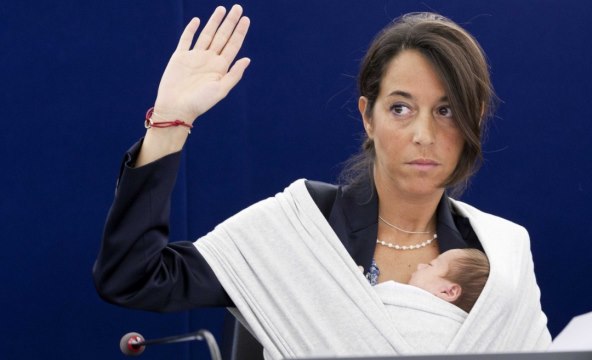 Fotografije na kojima Licia Ronzulli drži svoju kćer Vittoriu objavljene su u novinama od SAD-a do Vijetnama