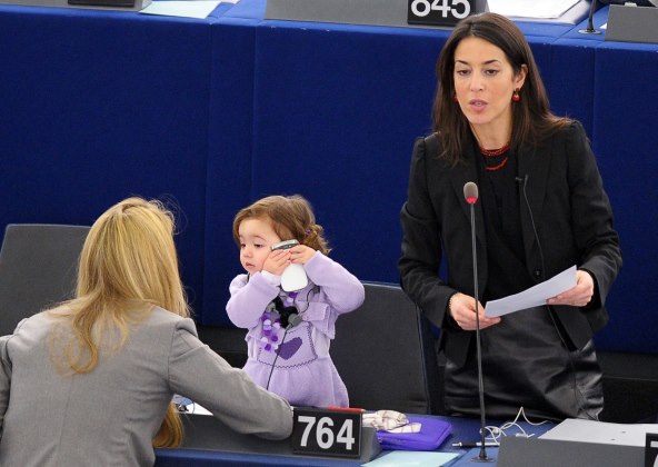Talijanska političarka Licia Ronzulli s djetetom u Parlamentu
