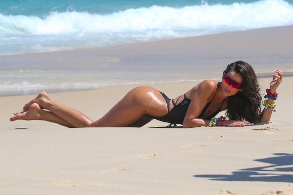 Izabel Goulart snimila je modnu kampanju na plažama Brazila