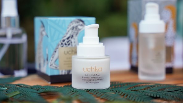 Uchka Eye Cream je krema svilenkastog sjaja oplemenjena ekstraktima divljeg bušina i lista masline