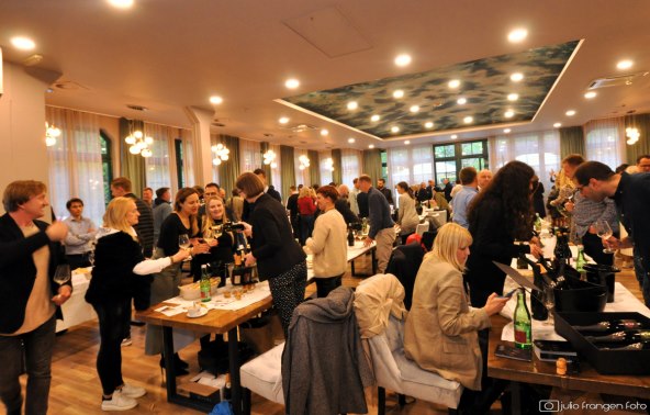 5.Salon pjenušavih vina Zagreb (7) atmosfera2.JPG