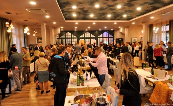 5.Salon pjenušavih vina Zagreb (8) atmosfera 3.JPG