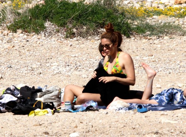 Shakira na plaži na Ibizi sa sinovima
