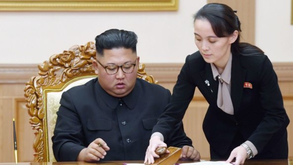 Kim Jong-un i njegova sestra Kim Yo-jong.jpg